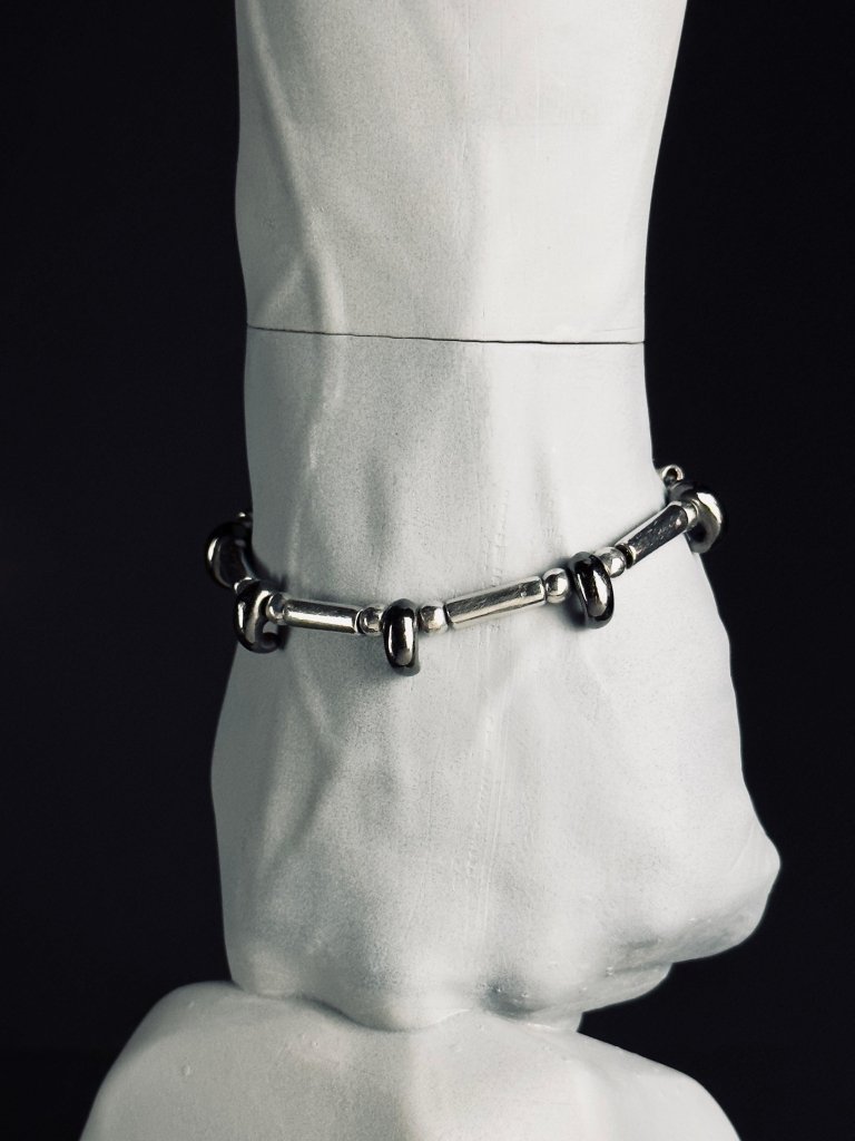 銀のマガタマの腕輪 ブラック×シルバー 2営業日以内に発送 - Kenichi Asano Studio – Custom Jewelry & Sculpture / by 淺野屋健一