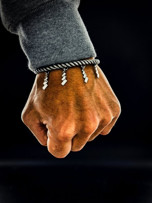 淺野屋健一のシルバーアクセサリー。しめ縄ブレスレット細　紙垂8枚 人気]しめ縄バングル-細_2026年モデル – Kenichi Asano Studio